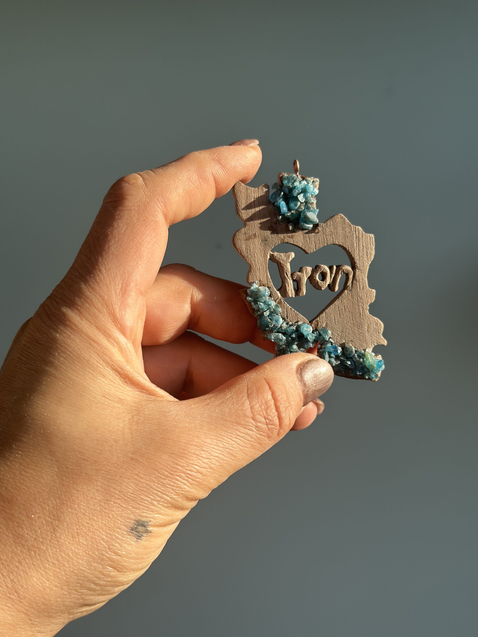 Galerij Heart-shaped wooden pendant engraved Iron with turquoise accents