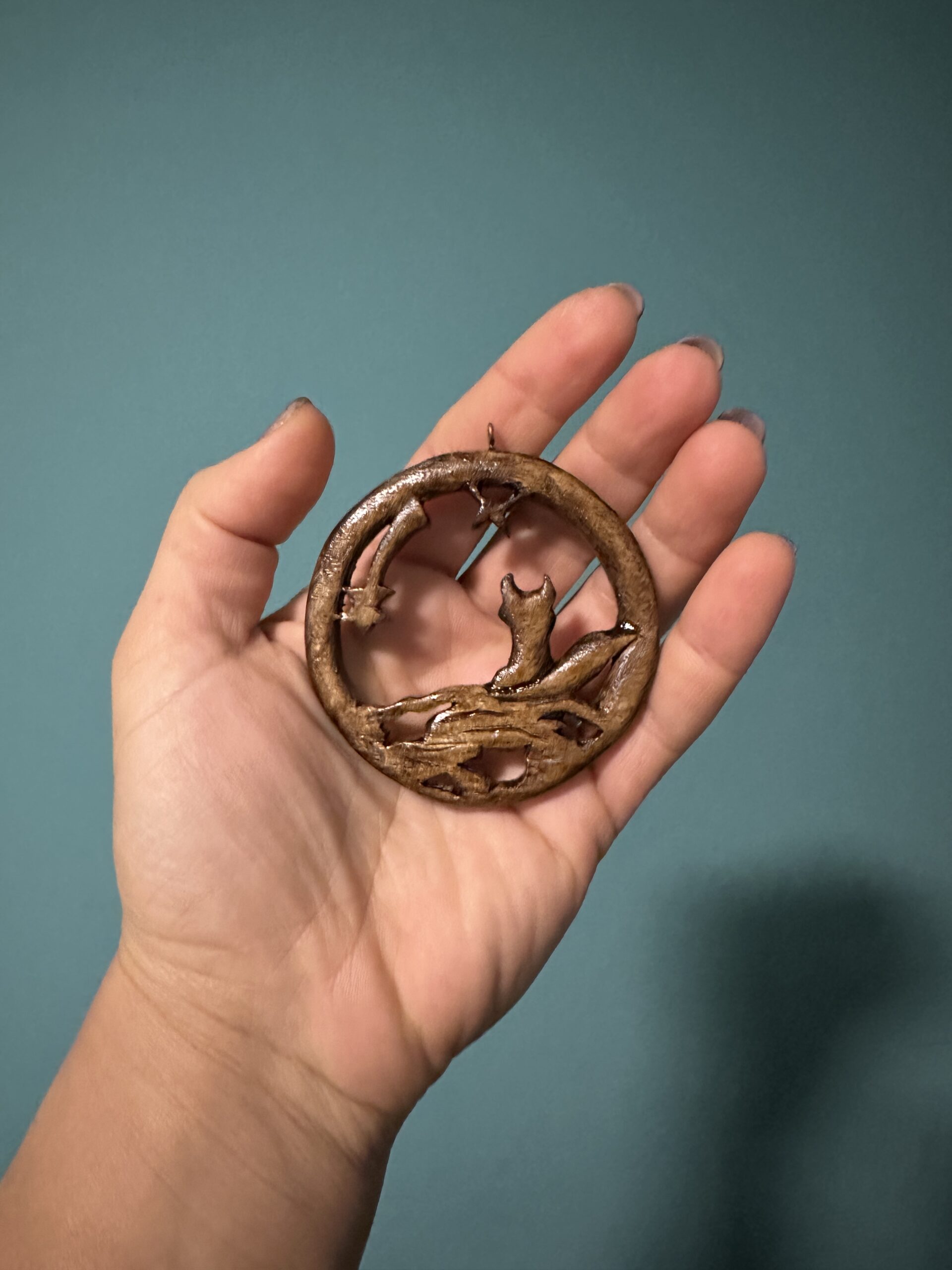 Galerij Circular wooden ornament carved with a tree and nest design