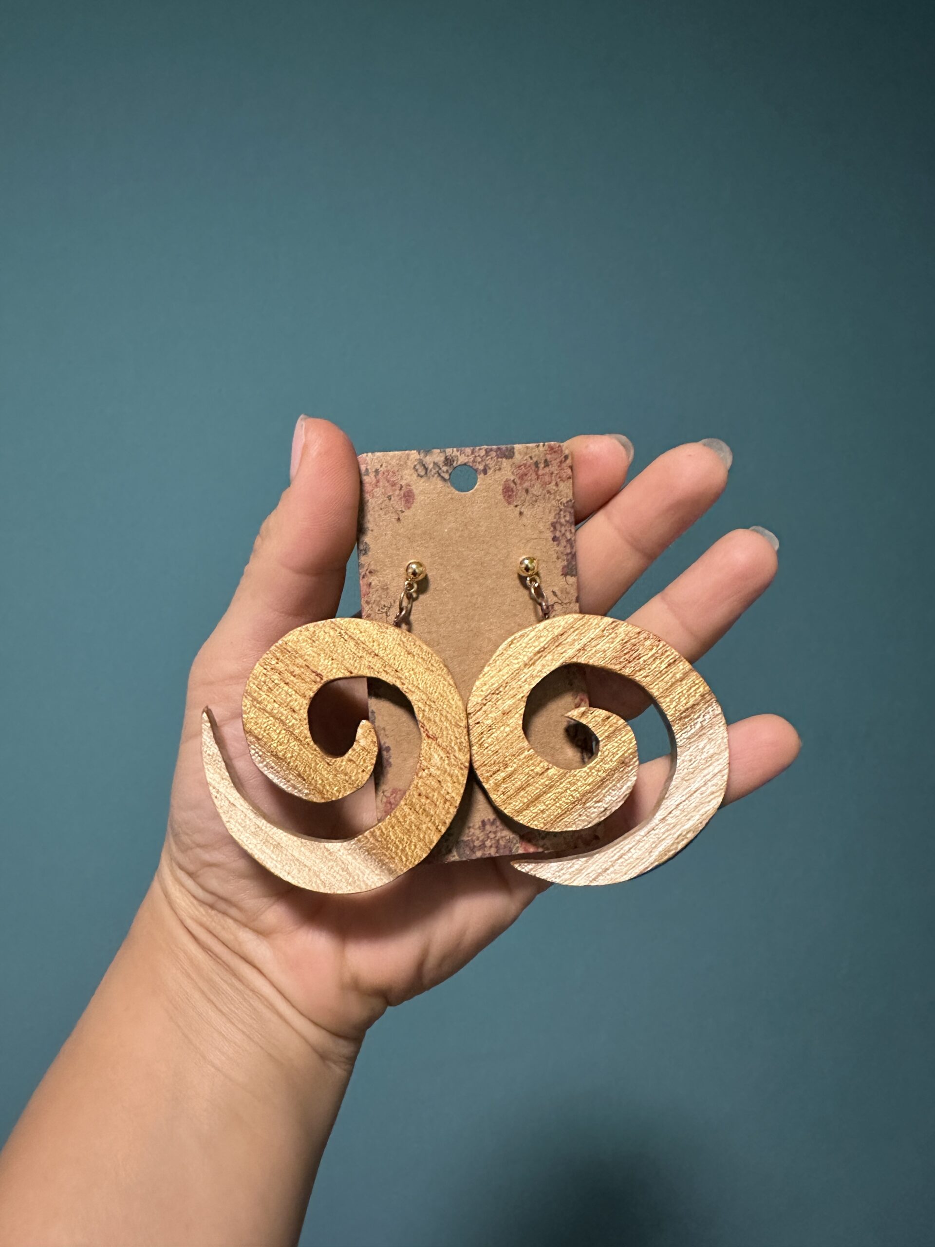 Galerij Pair of hand-carved wooden spiral drop earrings