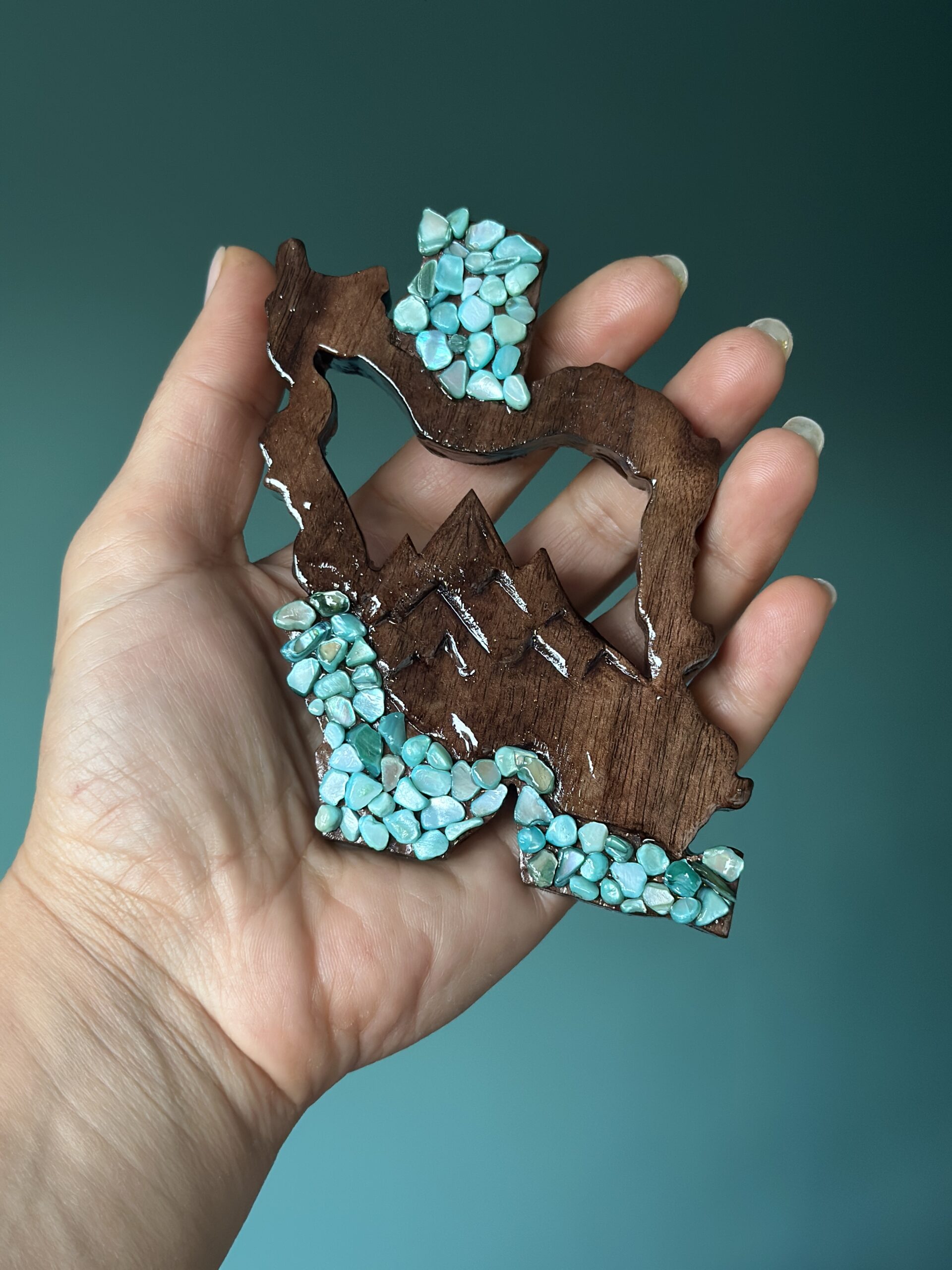 Galerij Wooden wing-shaped pendant inlaid with turquoise stone chips