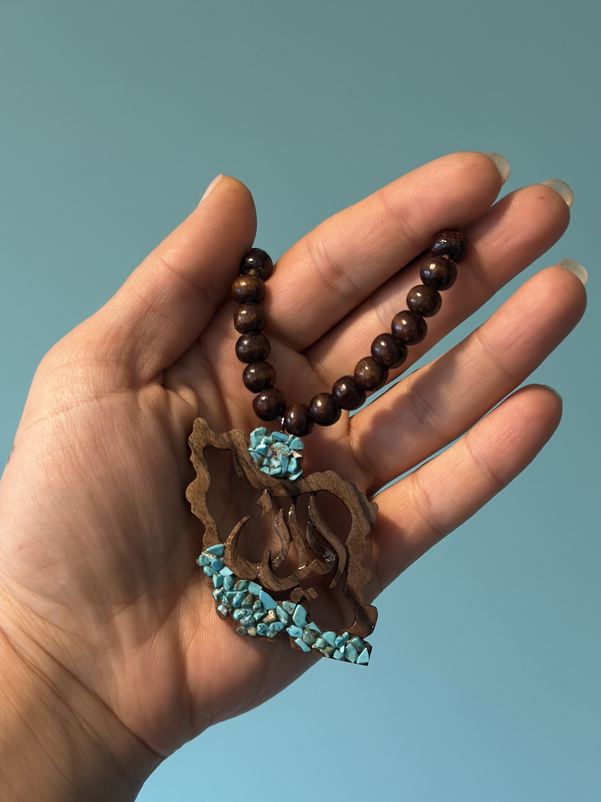 Galerij Wooden bird pendant necklace with turquoise bead accents