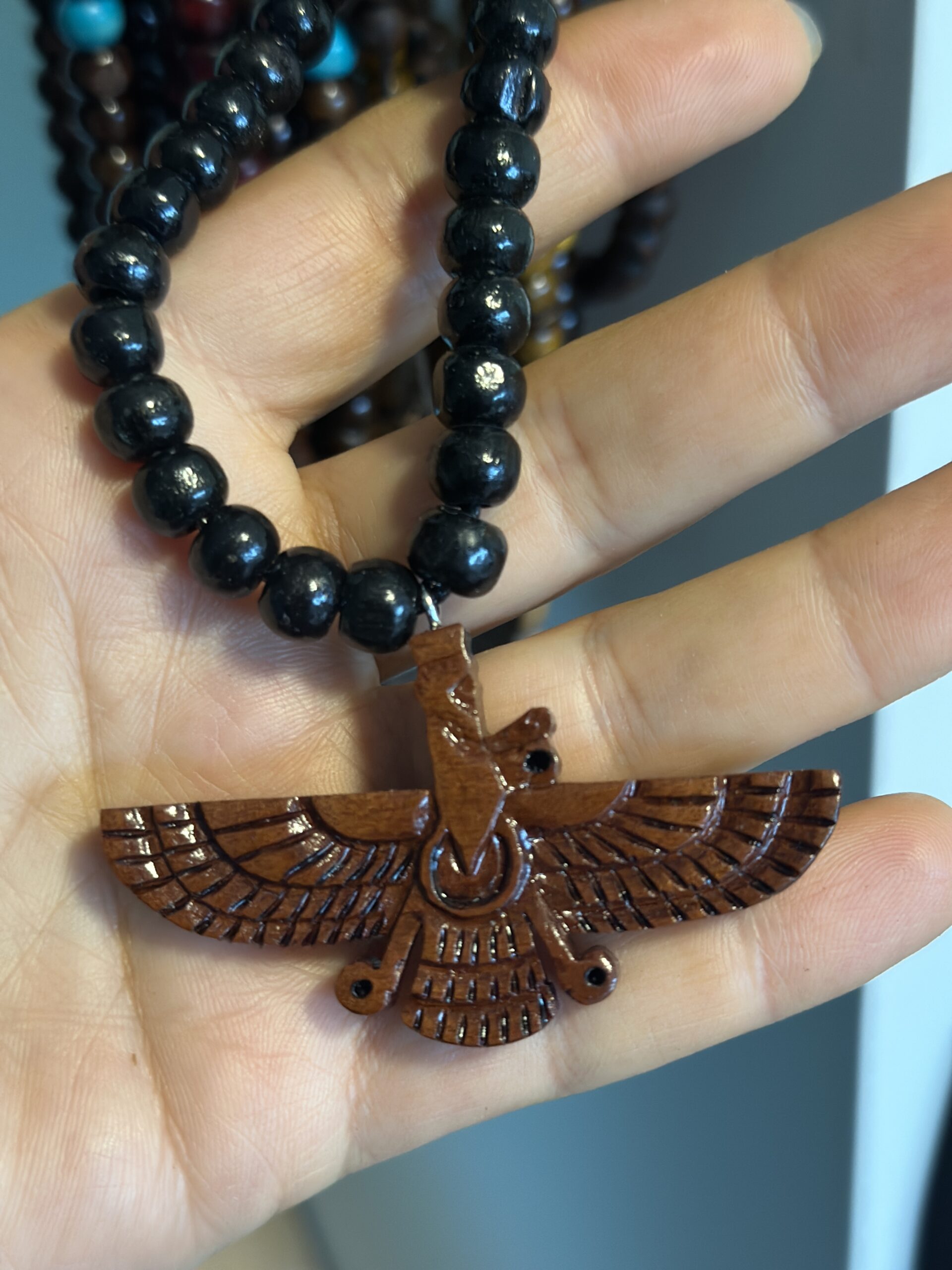 Galerij Wooden bird-shaped pendant necklace with black beads