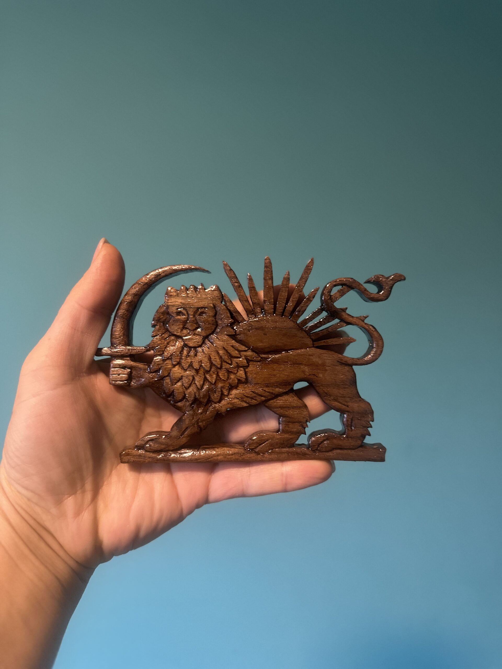 Galerij Hand-carved wooden Persian lion-and-sun ornament
