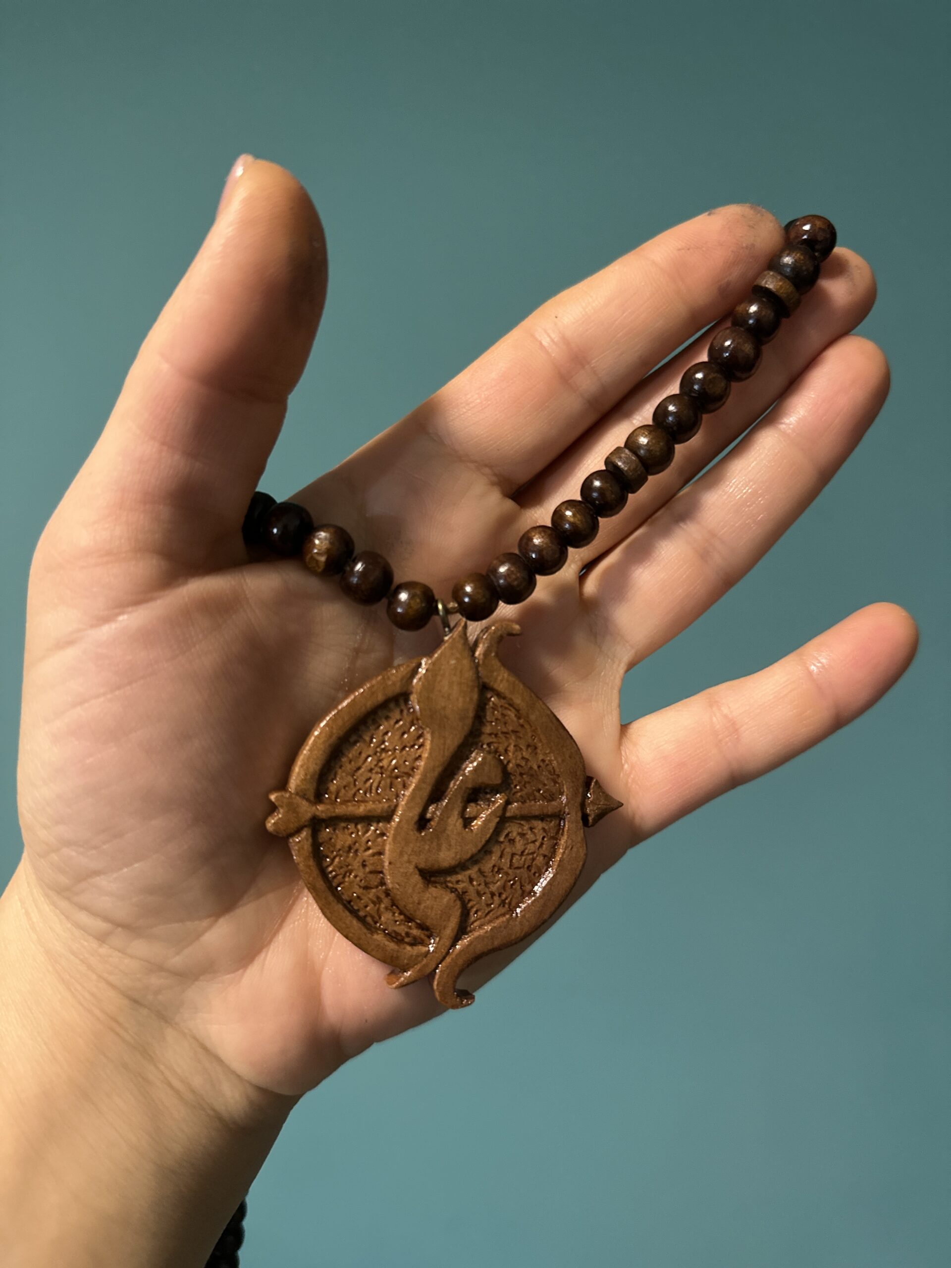 Galerij Wooden pendant necklace with calligraphy-style carving