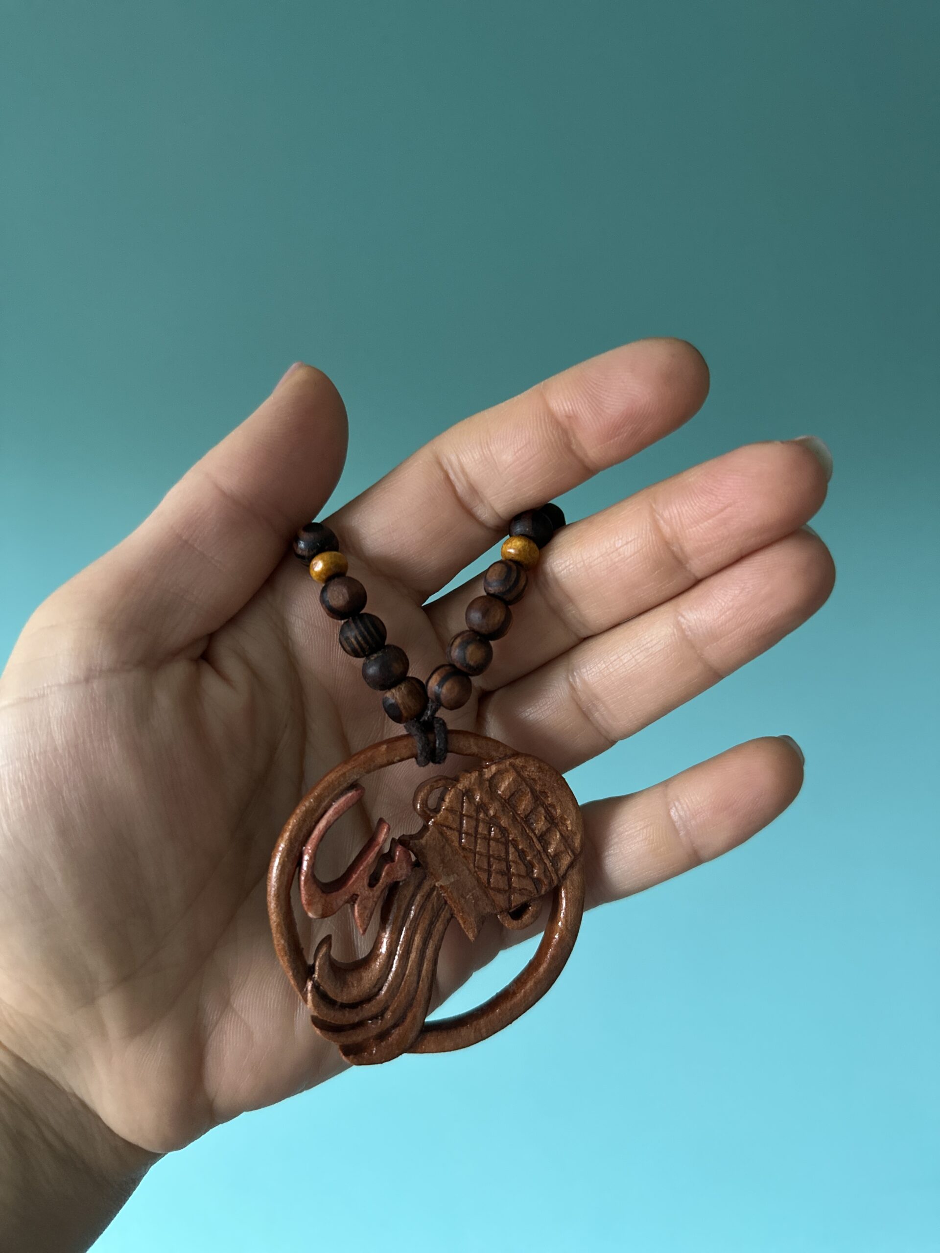 Galerij Wooden pendant necklace carved with an elephant design