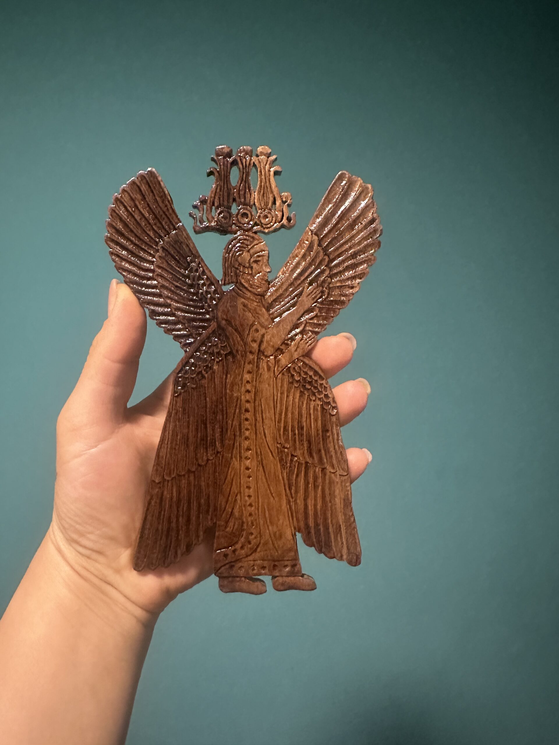 Galerij Hand-carved wooden angel figure with wings and a harp